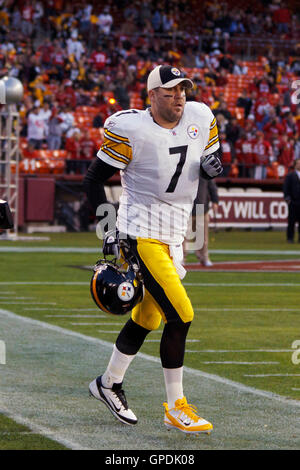 19. Dezember 2011; San Francisco, CA, USA; Pittsburgh Steelers-Quarterback Ben Roethlisberger (7) tritt das Feld vor dem Spiel gegen die San Francisco 49ers im Candlestick Park. Stockfoto