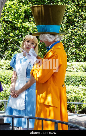 Alice und Mad Hatter Figuren aus Alice im Wunderland, Disneyland Resort Anaheim, California, Vereinigte Staaten von Amerika Stockfoto