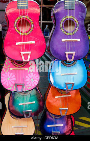 Bunte Gitarren Souvenirs zum Verkauf auf dem Markt auf Olivera Street, Los Angeles, California, Vereinigte Staaten von Amerika Stockfoto