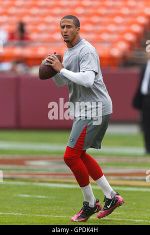 9. Oktober 2011; San Francisco, CA, USA; San Francisco 49ers quarterback Colin Kaepernick (7) erwärmt sich vor dem Spiel gegen die Tampa Bay Buccaneers im Candlestick Park. Stockfoto