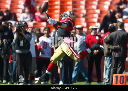 9. Oktober 2011; San Francisco, CA, USA; San Francisco 49ers Runningback Anthony Dixon (24) erwärmt sich vor dem Spiel gegen die Tampa Bay Buccaneers im Candlestick Park. San Francisco gegen Tampa Bay 48-3. Stockfoto