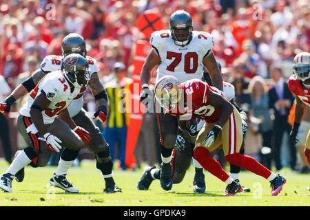 Oktober 2011; San Francisco, CA, USA; Chris Culliver (29) fängt im zweiten Quartal im Candlestick Park einen Pass gegen die Tampa Bay Buccaneers ab 49. Stockfoto