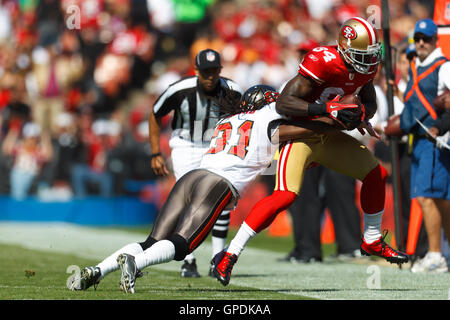 Oktober 2011; San Francisco, CA, USA; San Francisco 49ers Wide Receiver Josh Morgan (84) fängt im zweiten Quartal im Candlestick Park einen Pass vor dem Defensive Back der Tampa Bay Buccaneers E.J. Biggers (31). Stockfoto