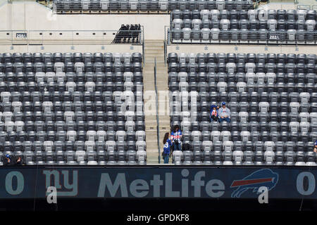 16. Oktober 2011; East Rutherford, NJ, USA; Gesamtansicht der Fans und leere Plätze im MetLife Stadium vor dem Spiel zwischen den New York Giants und den Buffalo Bills. Stockfoto