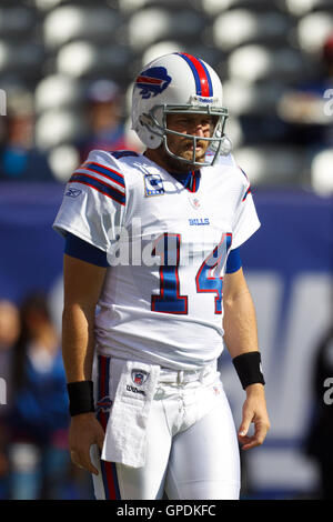 16. Oktober 2011; East Rutherford, NJ, USA; Buffalo Bills Quarterback Ryan Fitzpatrick (14) erwärmt sich vor dem Spiel gegen die New York Giants im MetLife Stadium. Stockfoto