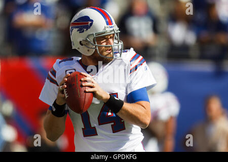 Okt 16, 2011; East Rutherford, NJ, USA; Buffalo Bills Quarterback Ryan Fitzpatrick (14) nach dem Aufwärmen vor dem Spiel gegen die New York Giants bei metlife Stadium. Stockfoto