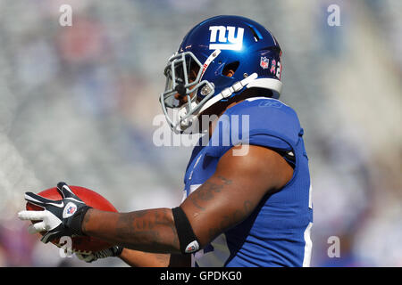 16. Oktober 2011; East Rutherford, NJ, USA; New York Giants Runningback D.J. Ware (28) erwärmt sich vor dem Spiel gegen die Buffalo Bills MetLife Stadium. New York besiegt Buffalo 27-24. Stockfoto