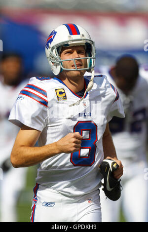 16. Oktober 2011; East Rutherford, NJ, USA; Buffalo Bills Punter Brian Moorman (8) erwärmt sich vor dem Spiel gegen die New York Giants im MetLife Stadium. New York besiegt Buffalo 27-24. Stockfoto