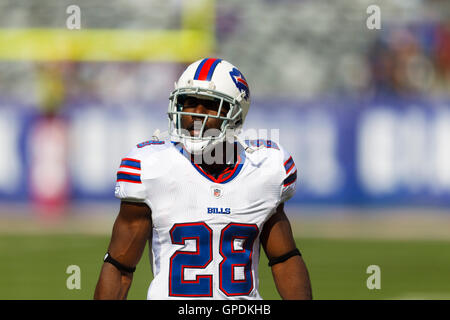 Oktober 2011; East Rutherford, NJ, USA; Buffalo Bills Running Back C.J. Spiller (28) wärmt sich vor dem Spiel gegen die New York Giants im MetLife Stadium auf. New York besiegte Buffalo mit 27:24. Stockfoto