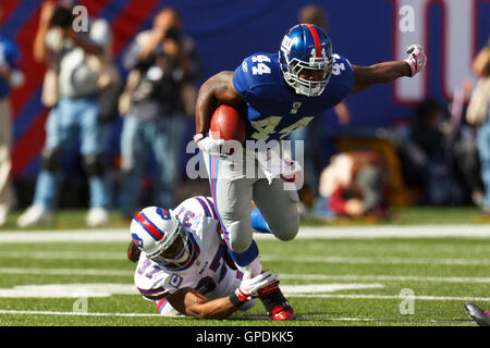 16. Oktober 2011; East Rutherford, NJ, USA; New York Giants Runningback Ahmad Bradshaw (44) von Buffalo Bills starke Sicherheit George Wilson (37) im zweiten Quartal MetLife Stadium in Angriff genommen wird. Stockfoto