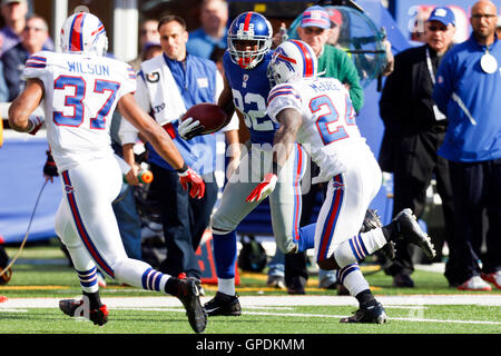 16. Oktober 2011; East Rutherford, NJ, USA;  New York Giants Wide Receiver Mario Manningham (82) Rast Feld vor Buffalo Bills Cornerback Terrence McGee (24) und starke Sicherheit George Wilson (37) im dritten Quartal im MetLife Stadium. New Yor Stockfoto