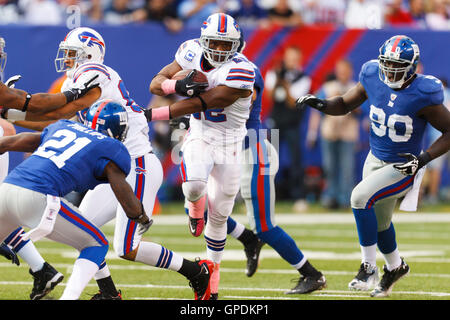 16. Oktober 2011; East Rutherford, NJ, USA; Buffalo Bills laufen wieder Fred Jackson (22) eilt Feld gegen die New York Giants im dritten Quartal im MetLife Stadium. New York besiegt Buffalo 27-24. Stockfoto