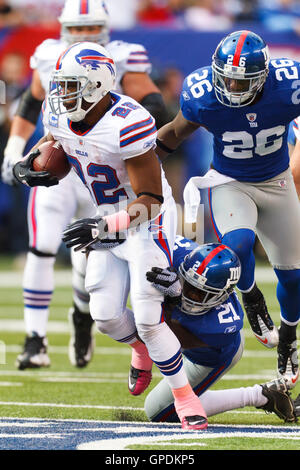 16. Oktober 2011; East Rutherford, NJ, USA; Buffalo Bills Runningback Fred Jackson (22) von New York Giants starke Sicherheit Kenny Phillips (21) im dritten Quartal im MetLife Stadium in Angriff genommen wird. New York besiegt Buffalo 27-24. Stockfoto