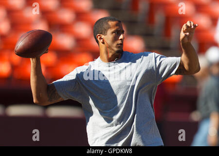 30. Oktober 2011; San Francisco, CA, USA; San Francisco 49ers quarterback Colin Kaepernick (7) erwärmt sich vor dem Spiel gegen die Cleveland Browns im Candlestick Park. San Francisco besiegte Cleveland 20-10. Stockfoto