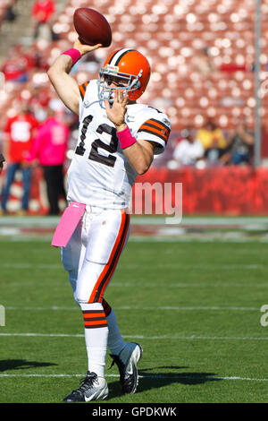 Oktober 30, 2011; San Francisco, CA, USA; Cleveland Browns Quarterback Colt McCoy (12) wärmt sich vor dem Spiel gegen die San Francisco 49ers im Candlestick Park auf. Stockfoto