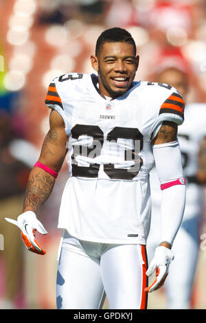 30. Oktober 2011; San Francisco, CA, USA; Cleveland Browns Cornerback Joe Haden (23) erwärmt sich vor dem Spiel gegen die San Francisco 49ers im Candlestick Park. San Francisco besiegte Cleveland 20-10. Stockfoto