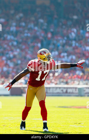 30. Oktober 2011; San Francisco, CA, USA; San Francisco 49ers Wide Receiver Braylon Edwards (17) vor einem Spiel gegen die Cleveland Browns im ersten Quartal im Candlestick Park. San Francisco besiegte Cleveland 20-10. Stockfoto