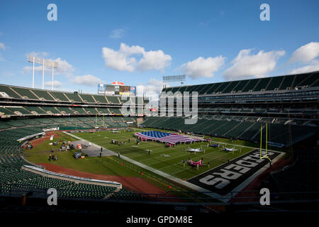 Nov 6, 2011; Oakland, Ca, USA; allgemeine Ansicht von o.co Kolosseum mit eine amerikanische Flagge auf dem Feld vor dem Spiel zwischen den Oakland Raiders und die Denver Broncos. Stockfoto