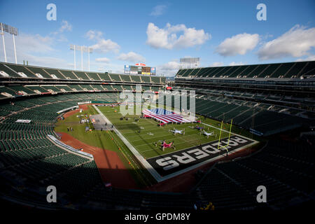 November 2011; Oakland, CA, USA; allgemeine Ansicht des O.Co Coliseum mit einer amerikanischen Flagge auf dem Feld vor dem Spiel zwischen den Oakland Raiders und den Denver Broncos. Stockfoto