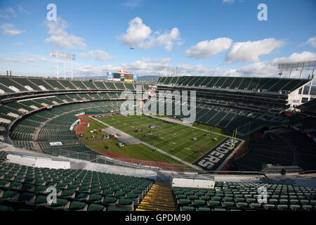 6. November 2011; Oakland, Kalifornien, USA; Gesamtansicht der O.co Kolosseum vor dem Spiel zwischen den Oakland Raiders und die Denver Broncos. Denver besiegten Oakland 38-24. Stockfoto