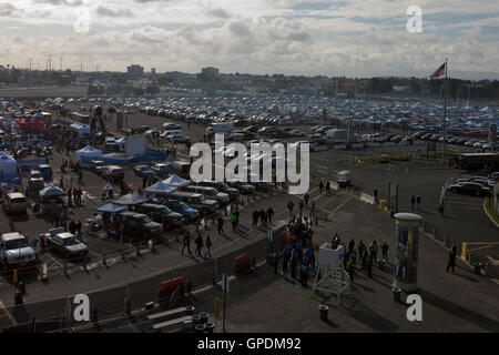 6. November 2011; Oakland, Kalifornien, USA; Gesamtansicht der Auffahren auf dem Parkplatz außerhalb O.co Kolosseum vor dem Spiel zwischen den Oakland Raiders und die Denver Broncos. Stockfoto