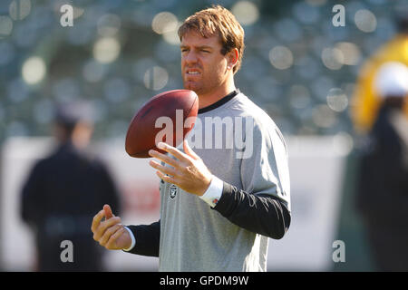 6. November 2011; Oakland, CA, USA; Oakland Raiders Quarterback Carson Palmer (3) wärmt sich vor dem Spiel gegen die Denver Broncos im O.CO Coliseum auf. Stockfoto