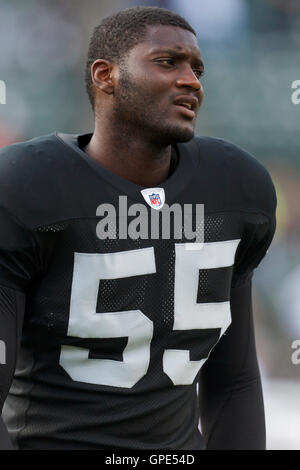 6. November 2011; Oakland, Kalifornien, USA; Oakland Raiders mittlerer Linebacker, Rolando McClain (55) vor dem Spiel gegen die Denver Broncos O.co Coliseum erwärmt. Denver besiegten Oakland 38-24. Stockfoto