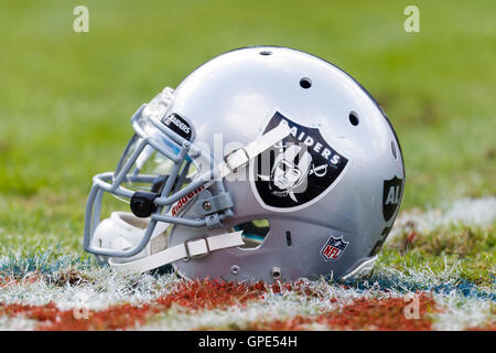 November 2011; Oakland, CA, USA; detaillierte Ansicht eines Oakland Raiders Helms auf dem Feld vor dem Spiel gegen die Denver Broncos im O.Co Coliseum. Denver besiegte Oakland mit 38:24. Stockfoto