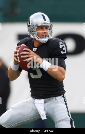 6. November 2011; Oakland, CA, USA; Oakland Raiders Quarterback Carson Palmer (3) wärmt sich vor dem Spiel gegen die Denver Broncos im O.CO Coliseum auf. Stockfoto