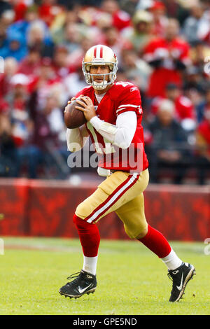 20 Nov, 2011; San Francisco, Ca, USA; San Francisco 49ers Quarterback Alex Smith (11) steht in der Tasche gegen die Arizona Cardinals im ersten Quartal bei Candlestick Park. San Francisco besiegt Arizona 23-7. Stockfoto