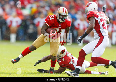 20. November 2011; San Francisco, CA, USA; San Francisco 49ers Runningback Frank Gore (21) bricht ein Tackling von Arizona Cardinals starke Sicherheit Adrian Wilson (24) im zweiten Quartal im Candlestick Park. San Francisco besiegte Arizona 23-7. Stockfoto