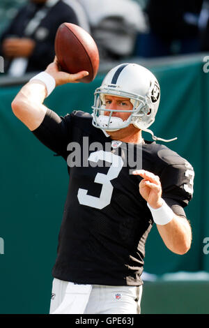 27. November 2011; Oakland, Kalifornien, USA; Oakland Raiders Quarterback Carson Palmer (3) erwärmt sich vor dem Spiel gegen die Chicago Bears im O.co Coliseum. Stockfoto