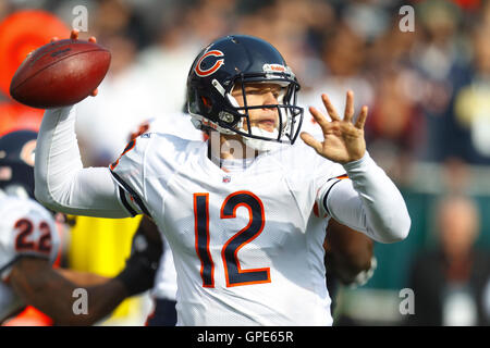 27. November 2011; Oakland, Kalifornien, USA; Chicago Bears quarterback Caleb Hanie (12) Pässe gegen die Oakland Raiders im ersten Quartal O.co Coliseum. Stockfoto