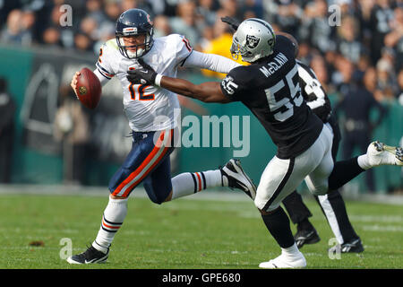 27. November 2011; Oakland, Kalifornien, USA; Chicago Bears Quarterback Caleb Hanie (12) wird aus der Tasche durch Oakland Raiders mittleren Linebacker Rolando McClain (55) im ersten Quartal O.co Coliseum gezwungen. Stockfoto