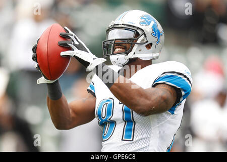 18. Dezember 2011; Oakland, Kalifornien, USA; Detroit Lions Wide Receiver Calvin Johnson (81) erwärmt sich vor dem Spiel gegen die Oakland Raiders O.co Coliseum. Stockfoto