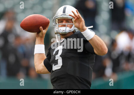 18. Dezember 2011; Oakland, Kalifornien, USA; Oakland Raiders Quarterback Carson Palmer (3) erwärmt sich vor dem Spiel gegen die Detroit Lions O.co Coliseum. Stockfoto