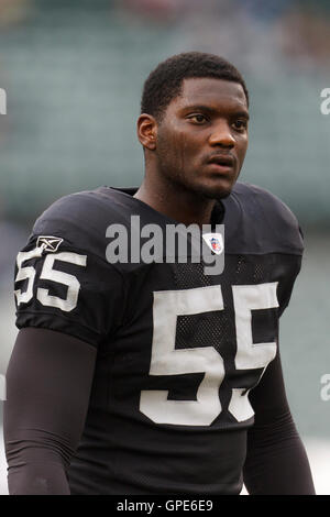 18. Dezember 2011; Oakland, Kalifornien, USA; Oakland Raiders mittlerer Linebacker, Rolando McClain (55) vor dem Spiel gegen die Detroit Lions O.co Coliseum erwärmt. Detroit besiegten Oakland 28-27. Stockfoto