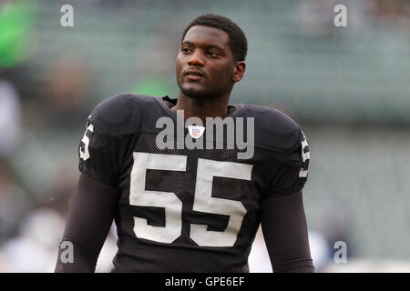 18. Dezember 2011; Oakland, Kalifornien, USA; Oakland Raiders mittlerer Linebacker, Rolando McClain (55) vor dem Spiel gegen die Detroit Lions O.co Coliseum erwärmt. Detroit besiegten Oakland 28-27. Stockfoto