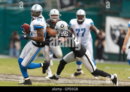 Dezember 2011; Oakland, CA, USA; der Detroit Lions Wide Receiver Calvin Johnson (81) fängt einen Pass vor dem Oakland Raiders Cornerback Stanford Routt (26) während des zweiten Quartals im O.Co Coliseum. Stockfoto