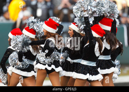 18. Dezember 2011; Oakland, Kalifornien, USA; Die Oakland Raiders Cheerleader führen im dritten Quartal gegen die Detroit Lions O.co Coliseum. Detroit besiegten Oakland 28-27. Stockfoto