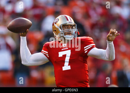 19. Dezember 2011; San Francisco, CA, USA; San Francisco 49ers quarterback Colin Kaepernick (7) erwärmt sich vor dem Spiel gegen die Pittsburgh Steelers im Candlestick Park. San Francisco besiegten Pittsburgh 20-3. Stockfoto