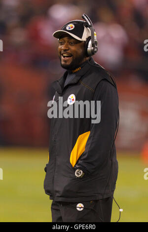 19. Dezember 2011; San Francisco, CA, USA; Pittsburgh Steelers head Coach Mike Tomlin am Rande gegen die San Francisco 49ers im ersten Quartal bei Candlestick Park. Stockfoto