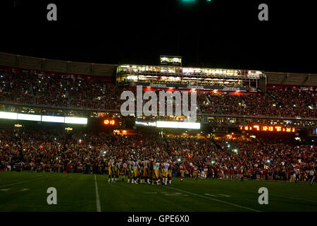 Dezember 2011; San Francisco, CA, USA; allgemeiner Blick auf den Candlestick Park während eines Stromausfalls im zweiten Quartal zwischen den San Francisco 49ers und den Pittsburgh Steelers. Stockfoto