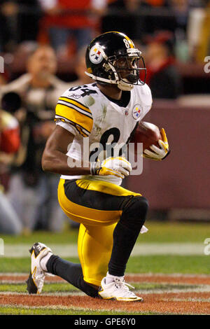 Dezember 2011; San Francisco, CA, USA; Pittsburgh Steelers Wide Receiver Antonio Brown (84) kniet im zweiten Quartal im Candlestick Park gegen die San Francisco 49ers in der Endzone. San Francisco besiegte Pittsburgh mit 20:3. Stockfoto