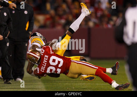 19. Dezember 2011; San Francisco, CA, USA; Pittsburgh Steelers Wide Receiver Mike Wallace (wieder) außerhalb der Grenzen von San Francisco 49ers defensive beseitigt ist zurück im Candlestick Park Chris Culliver (29) im zweiten Quartal. Stockfoto