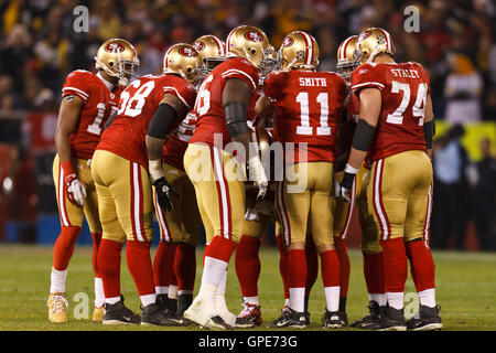 Dezember 2011; San Francisco, CA, USA; San Francisco 49ers Quarterback Alex Smith (11) spricht im dritten Quartal im Candlestick Park gegen die Pittsburgh Steelers. San Francisco besiegte Pittsburgh mit 20:3. Stockfoto