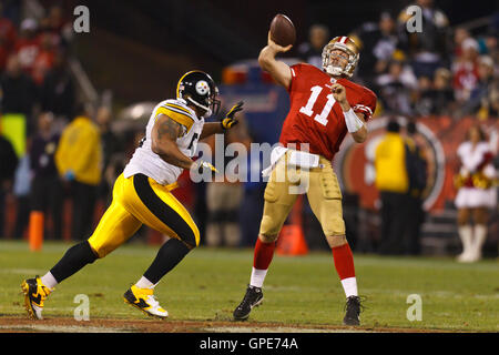 19. Dezember 2011; San Francisco, CA, USA; San Francisco 49ers Quarterback Alex Smith (11) ist von Pittsburgh Steelers außerhalb Linebacker LaMarr Woodley (56) im dritten Quartal im Candlestick Park unter Druck gesetzt. San Francisco besiegten Pittsburgh 20-3. Stockfoto