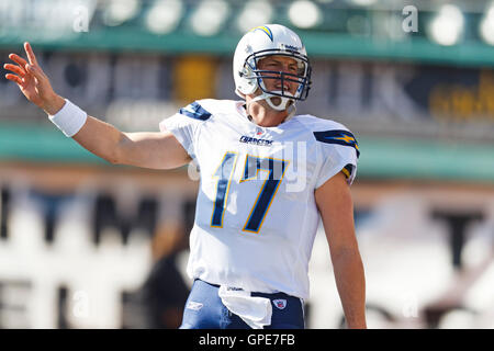 1. Januar 2012; Oakland, Kalifornien, USA; San Diego Chargers quarterback Philip Rivers (17) erwärmt sich vor dem Spiel gegen die Oakland Raiders O.co Coliseum. San Diego besiegte Oakland 38-26. Stockfoto