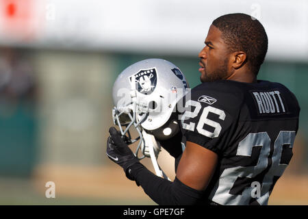 Jan 1, 2012; Oakland, Ca, USA; Oakland Raiders cornerback Stanford routt (26) nach dem Aufwärmen vor dem Spiel gegen die San Diego Chargers bei o.co Kolosseum. San Diego besiegte Oakland 38-26. Stockfoto