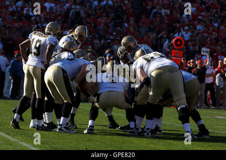 14. Januar 2012; San Francisco, CA, USA; New Orleans Saints Quarterback Drew Brees (9) fordert ein Theaterstück in der Huddle gegen die San Francisco 49ers im zweiten Quartal 2011 NFC divisional Playoff-Spiel im Candlestick Park. Stockfoto